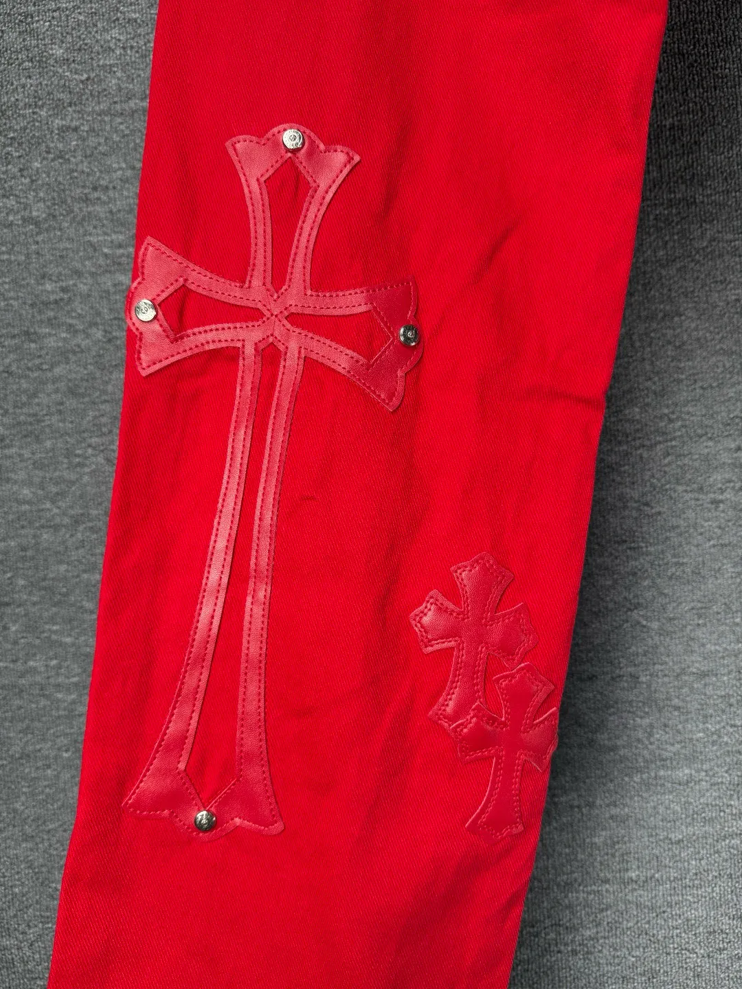 P270 💰 (Top version) CHROME HEARTS 25ss dopamine Chinese red cross leather washed jeans - Full of exploring the ultimate in fashion, Chrome Hearts' new Chrome Hearts pants not only present a unique style, the fresh ice blue color looks particularly youthful and energetic. The mid-high waist design is paired with a lazy and casual style, which not only shows long legs but also maintains a casual feel. It is a must-have fashion choice for trendy men and trendy women. Color: Dopamine Red Size: 28-30-32-34 (corresponds to S-M-L-XL)